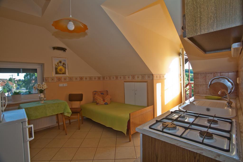 Margaret Apartman Egerszalók Zimmer foto